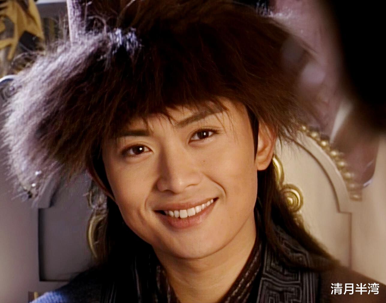 “天生桃花眼”的男星只服这8位，眉目传情透着苏感，看狗都深情