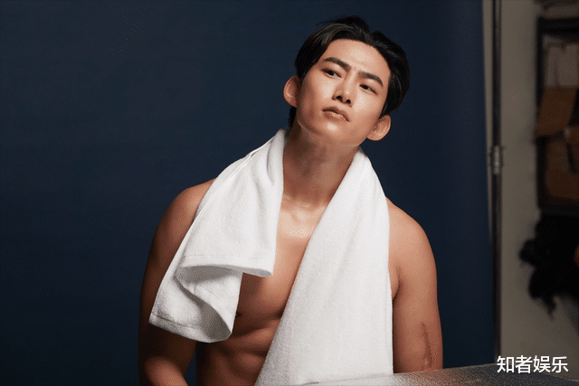 韩国一线男团成员穿皮短裤引争议,昔日猛男人设崩塌,原因很简单