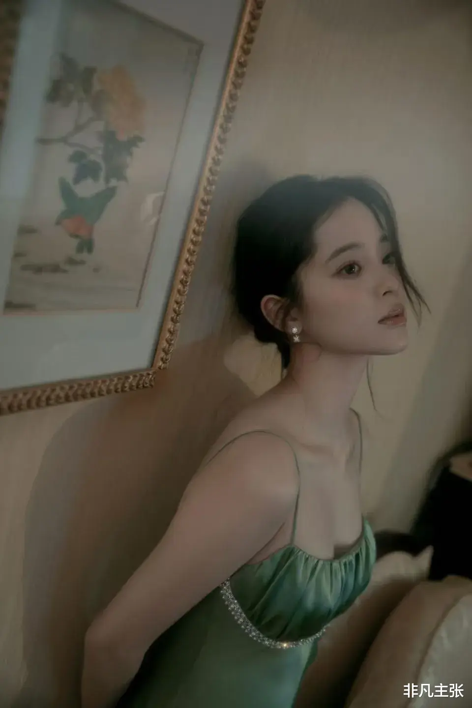 欧阳娜娜轻熟风路线已全开，穿吊带裙凹凸身材藏不住