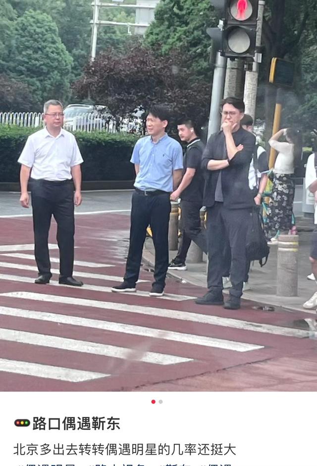 47岁靳东英国被偶遇,头发花白啤酒肚明显,网友:真成老干部了