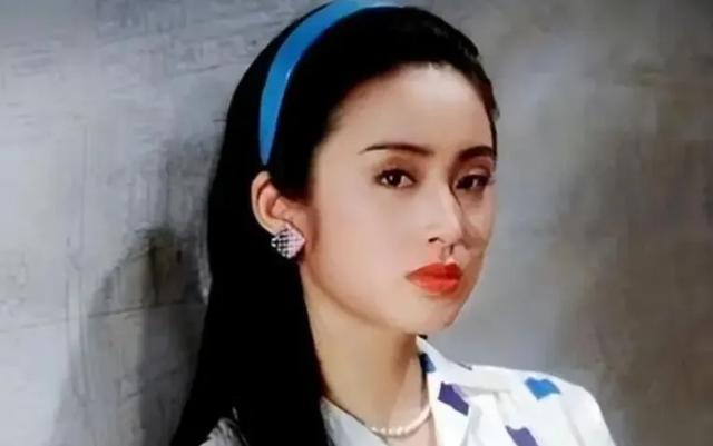 她18岁出道,31岁退圈,56岁未婚未育,却活成无数人羡慕的样子