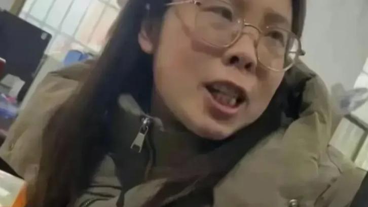 开除吧，湘潭办公室殴打学生女教师有前科，仅停职难以向家长交代