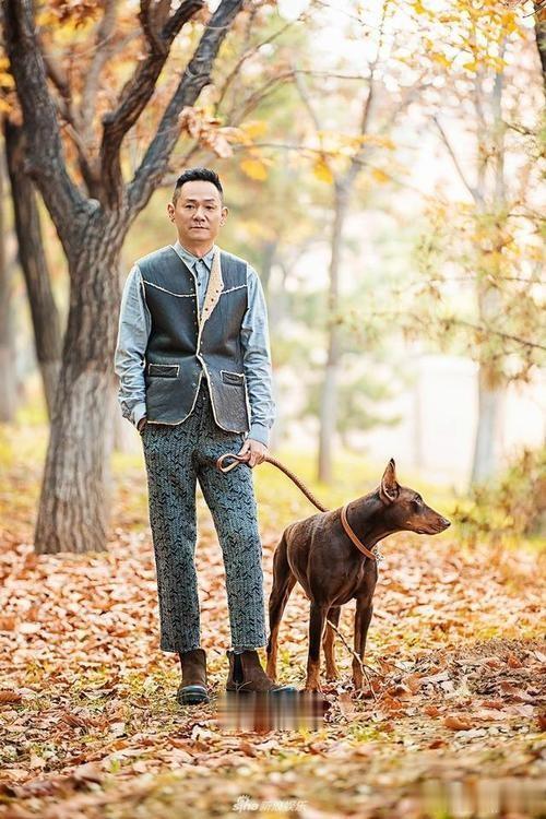 15年前,他在爱妻葬礼上哭到昏厥,发誓永不再娶,如今怎么样了