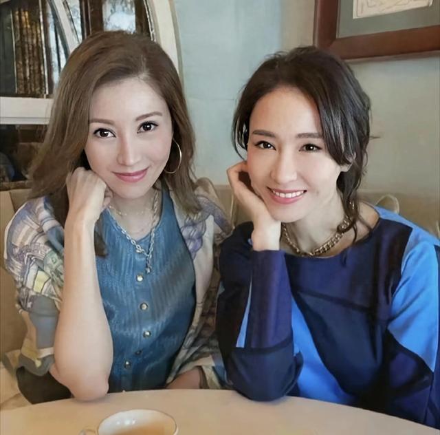 李嘉欣为黎姿庆祝53岁生日,一个脸僵一个自然衰老,对比真的明显