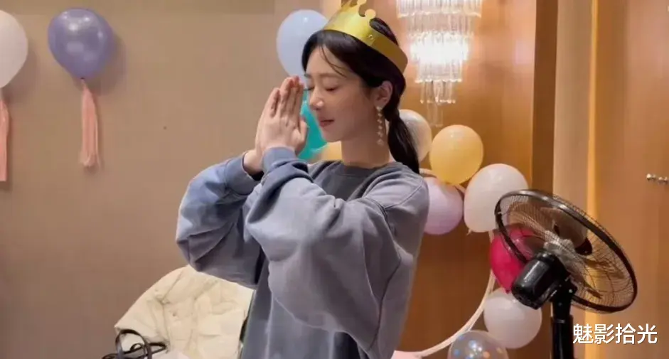 32岁杨紫抱爱狗庆生，针织衫长筒靴身材爆炸