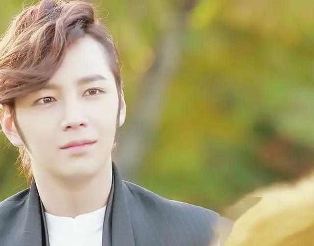 他是亚洲王子,用药过度致脸变形,如今家里最值钱东西是一双拖鞋