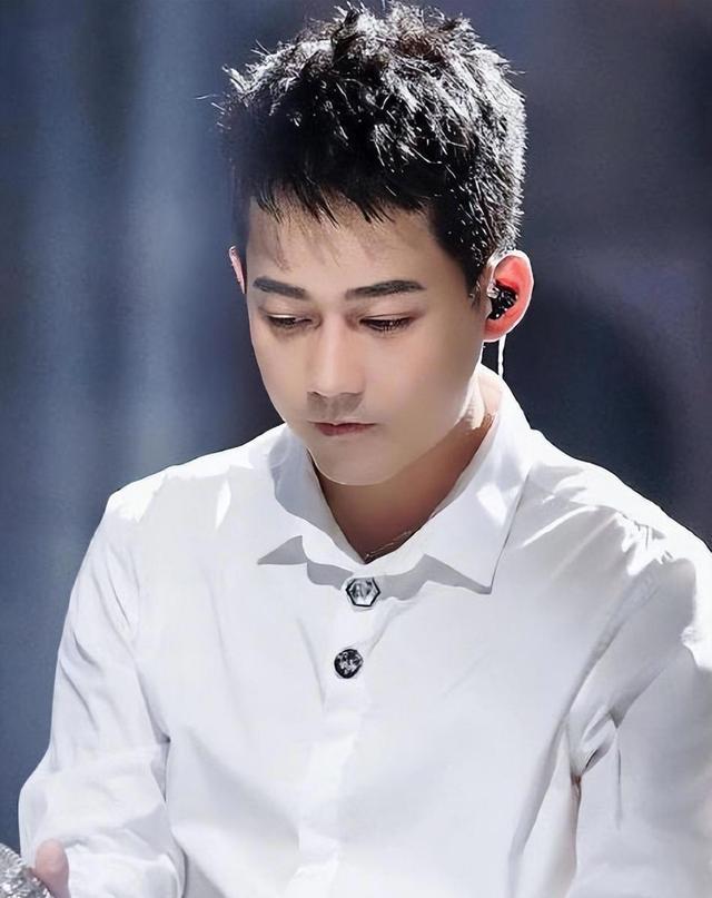 苏醒薛之谦力挺梅西,说香港行反常必有因,网友:你俩早干嘛去了