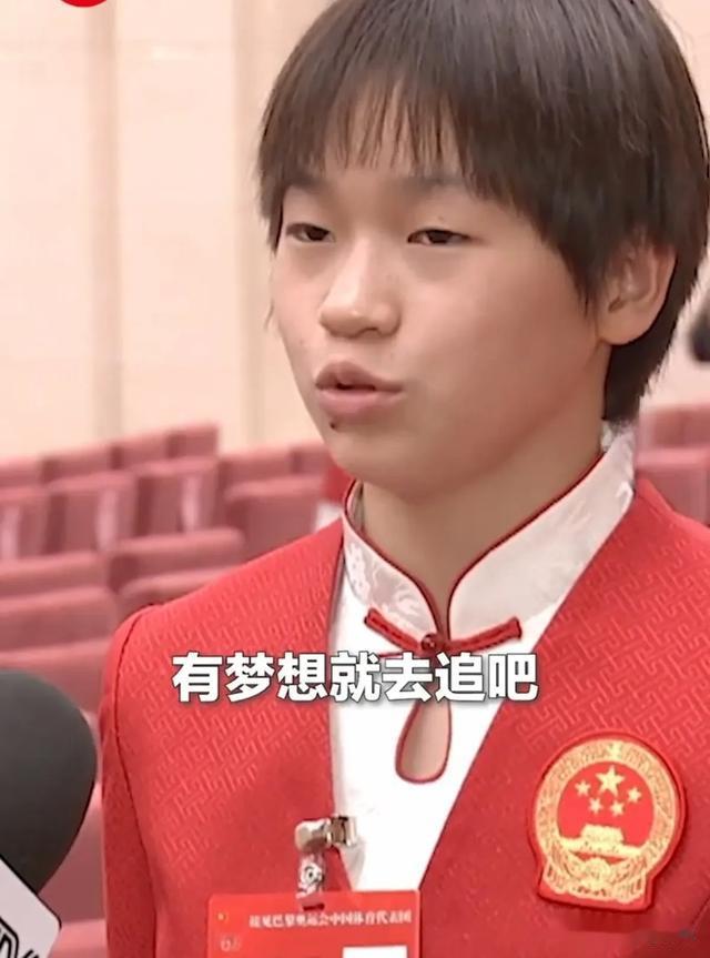 全红婵展示手上戴的戒指,是奥运五环戒指,手指甲还做了美甲