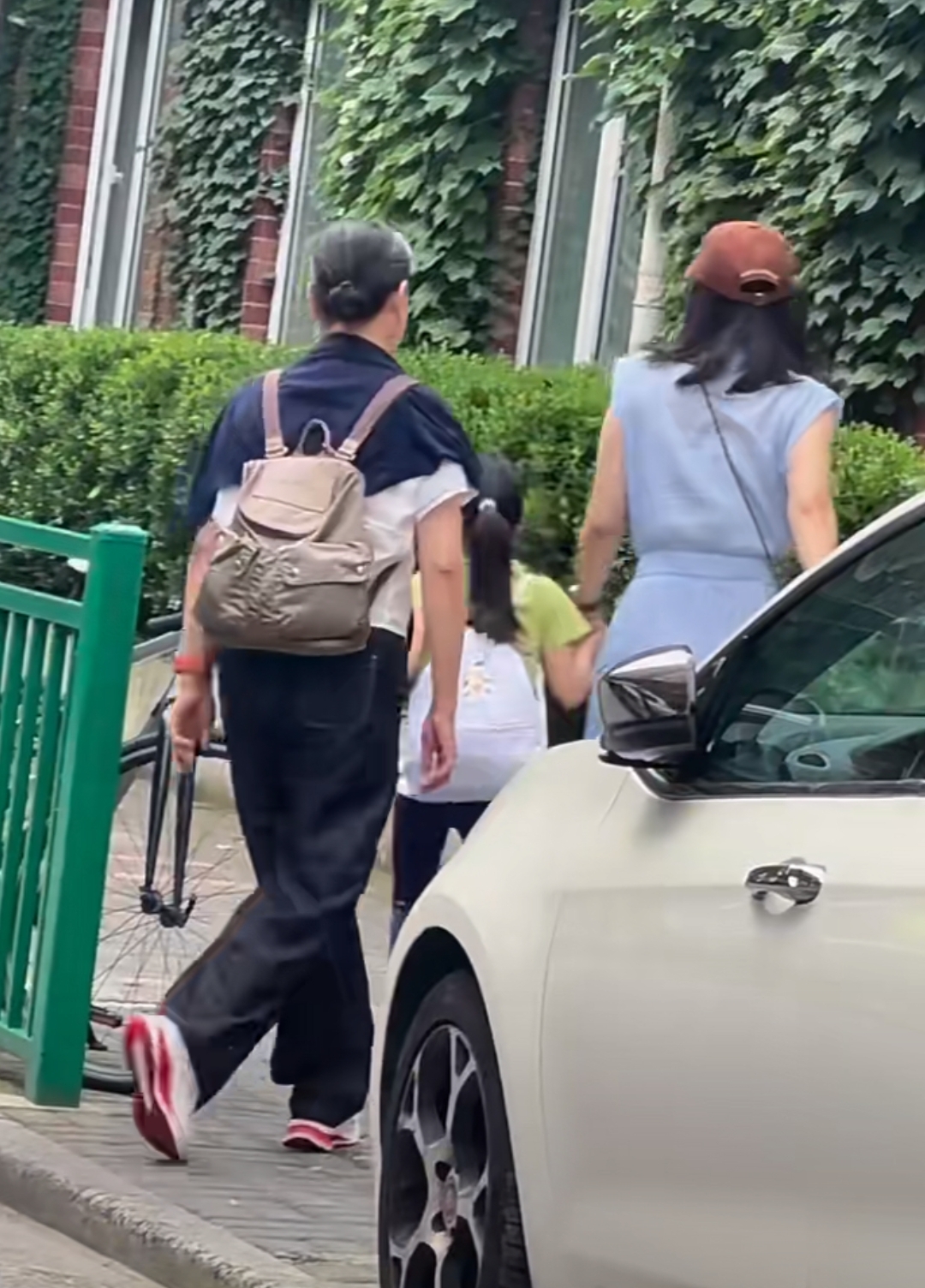 郭晶晶和母亲现身上海,送孩子参加夏令营,霍中妍霍中怡像双胞胎