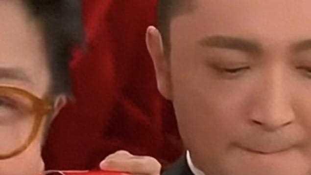 撒贝宁|?撒贝宁春晚后台展高情商，回家秒变温馨奶爸
