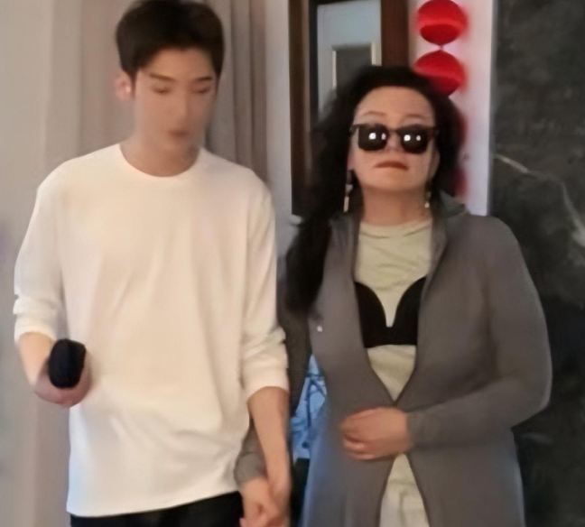 大s现身后续!张兰戴墨镜、文胸外穿内涵前儿媳,网友:还差光头