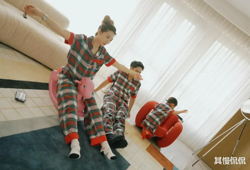 程晓玥大方晒出老公女儿温馨合照，新家宽敞程度远超之前住的别墅