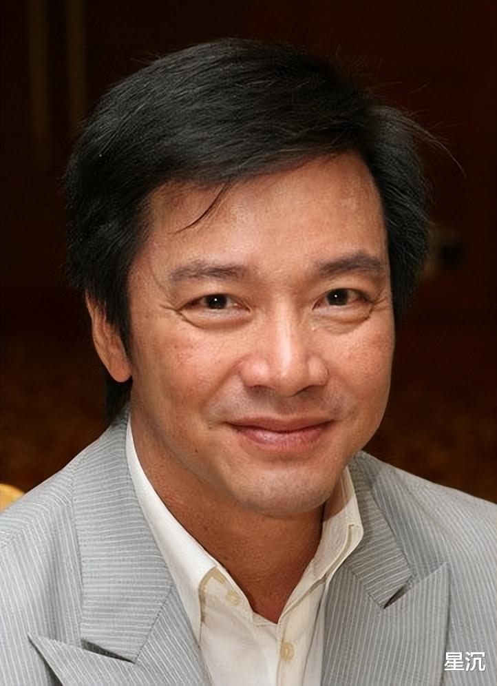 他是成龙要好的朋友，曾与林心如同居8年，如今娶35岁娇妻胖成球