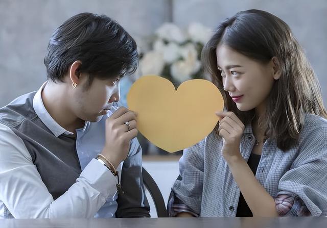 女生身体不解之谜：扛不动桶装水的身板，200斤男人压身上竟没事