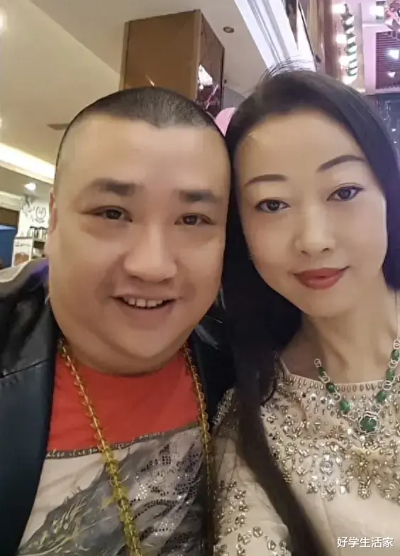 广州演员陈坚雄去世两年,妻子黄敏做网红养家,网友纷纷劝她再婚