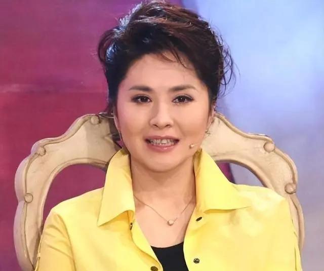 跟著名导演离婚30年后，再看她的人生，今62岁无儿无女毫不后悔