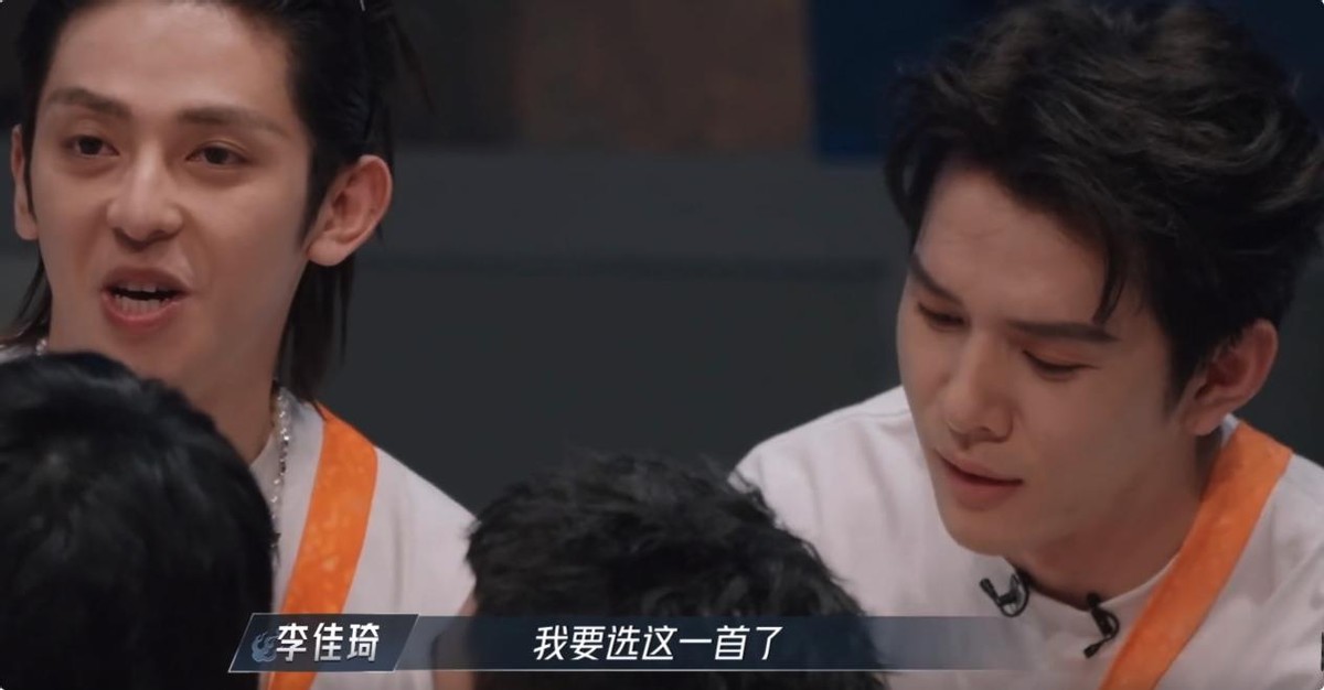 皮肤粗糙、脸上坑坑洼洼,《披哥4》李佳琦的生图暴露人间真实