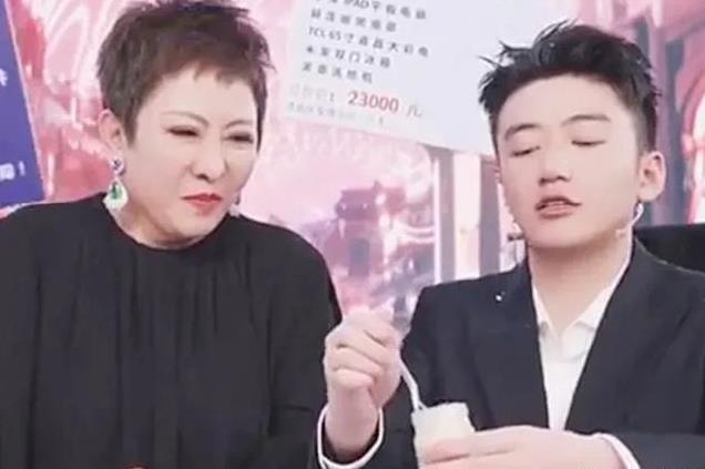 向佐转型被群嘲，却意外证明向太的精明，和郭碧婷的眼光