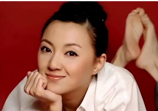 春晚|顶替闫妮上春晚爆红？靠“潜规则上位”的她？最后却进了精神病院