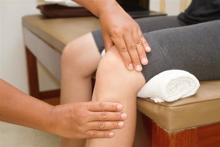 走路时膝盖突然“软”一下，是咋回事？两个信号或是膝关节在求救