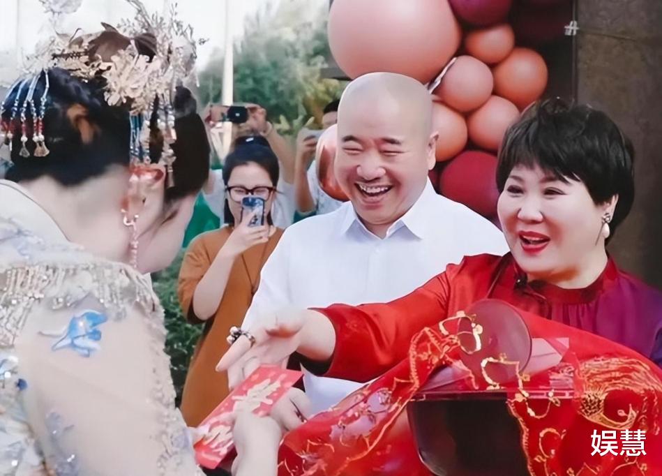 关思慧谈王小利李琳没参加她婚礼的原因，如此解释属实有些牵强