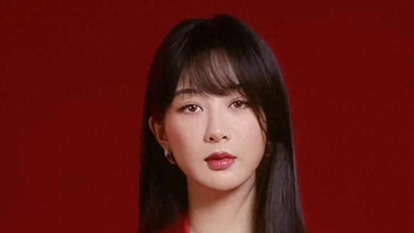 32岁杨紫晒新视频！齐刘海配红色套装时尚感强，评论区却一片吐槽