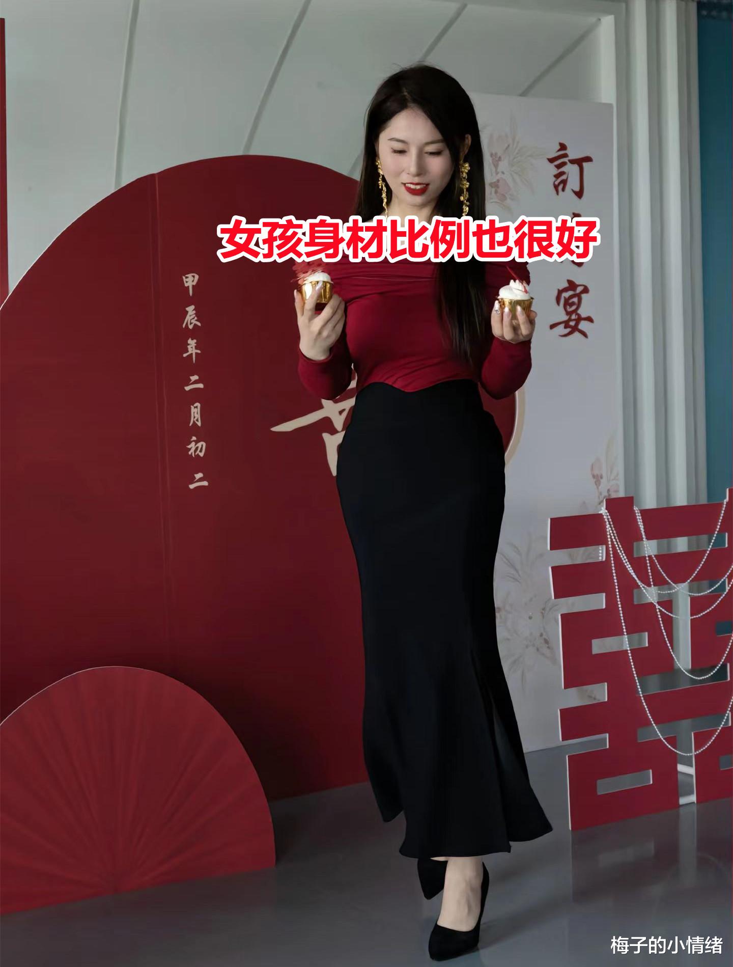 山东高颜值女孩订婚，未婚夫大叔长相惹争议，网友：耳环说明实力