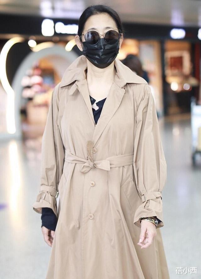 倪萍65岁瘦身变漂亮,走机场还穿风衣,穿出了中老年人的时尚感!