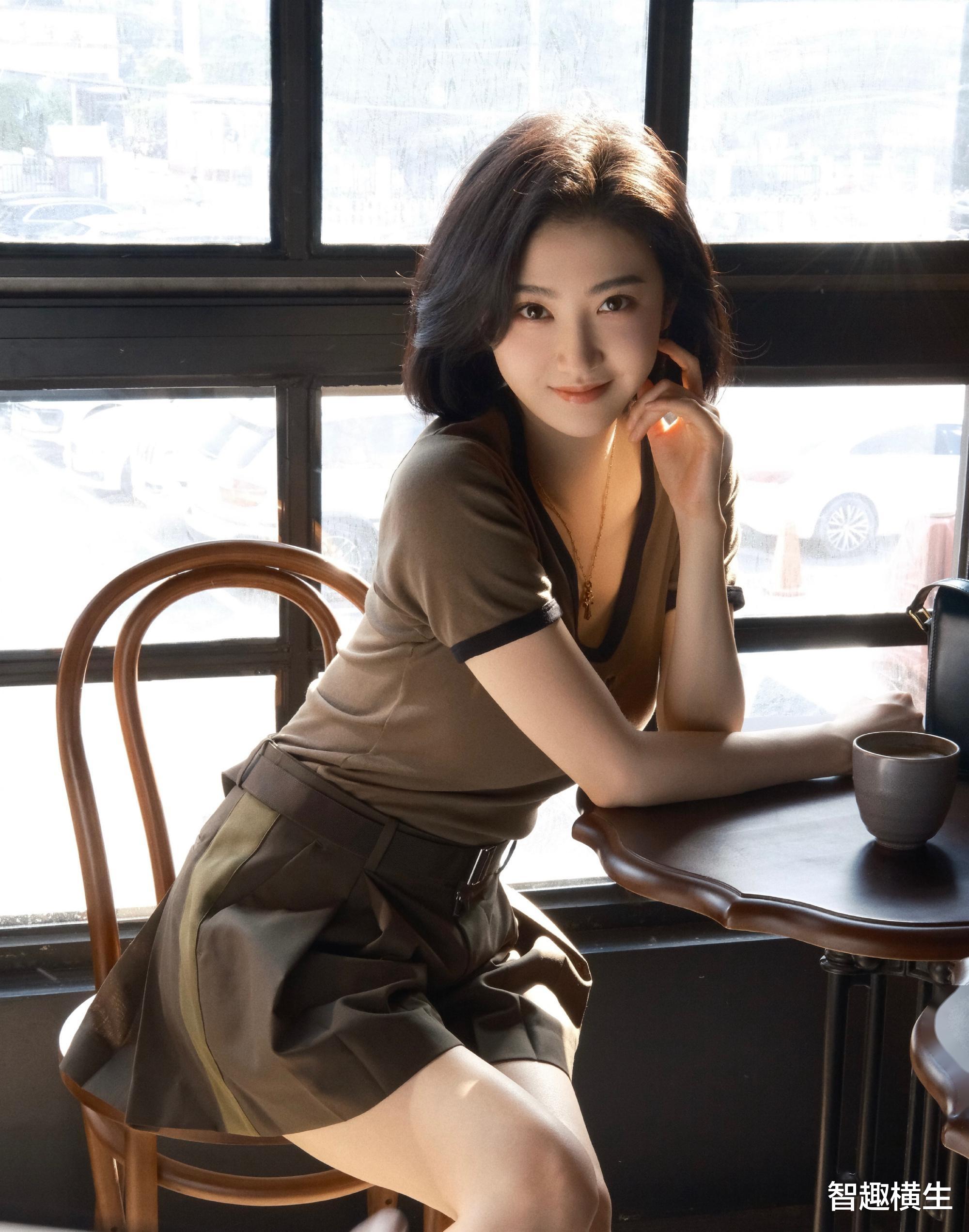 景甜变短发，清新美艳又迷人，网友：这样的她更美