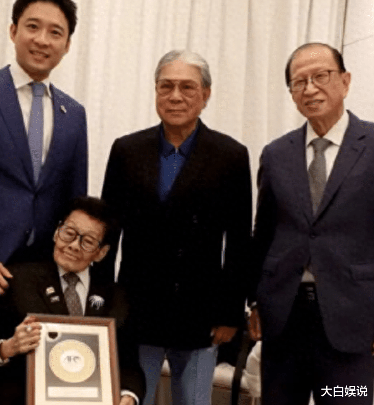 霍震霆父子现身大咖101岁生日宴,二少被众星捧月,座次超父亲