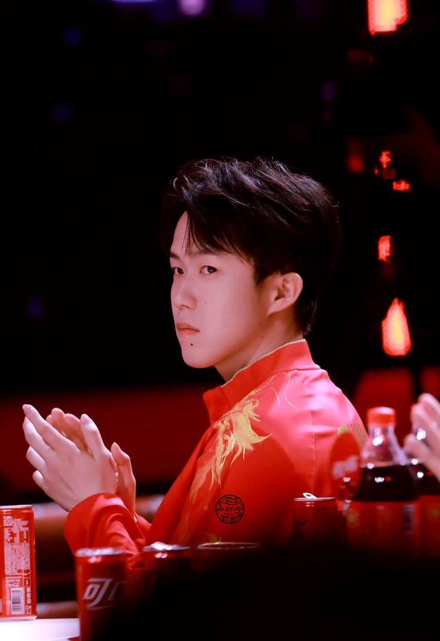 王楚钦穿队服参加新品发布会,站C位,气场赛过顶流明星杨洋!