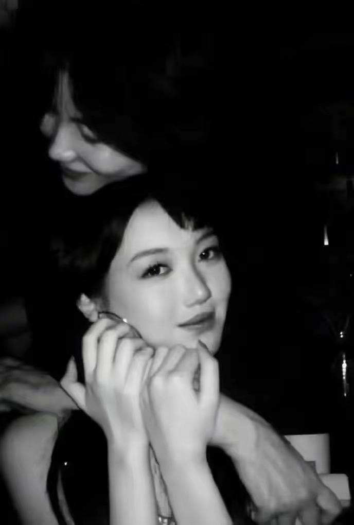 偶遇王菲送李嫣去英国留学,18岁李嫣打扮时髦有范,和妈妈一样高