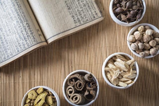 耳鸣就是湿气大,张仲景只用两味药,一个补,一个泻