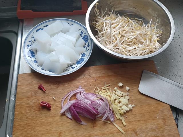 为了不让我换新电瓶,老婆陪我去钓鱼,只钓了三个小时不过瘾