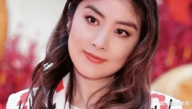 51岁陈慧琳街头献唱，近照曝光！下巴处皱纹明显，评论区炸锅！