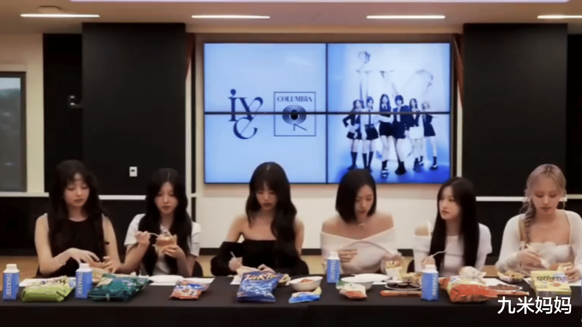 韩国女明星用叉子吃汉堡引热议，网友：张不开嘴？