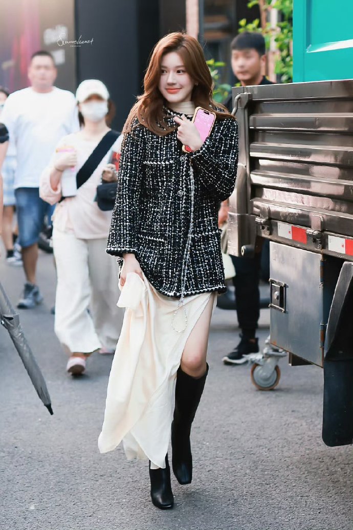 赵露思看着好精致，穿真丝裙搭小香风外套，随便一穿不失美女气质