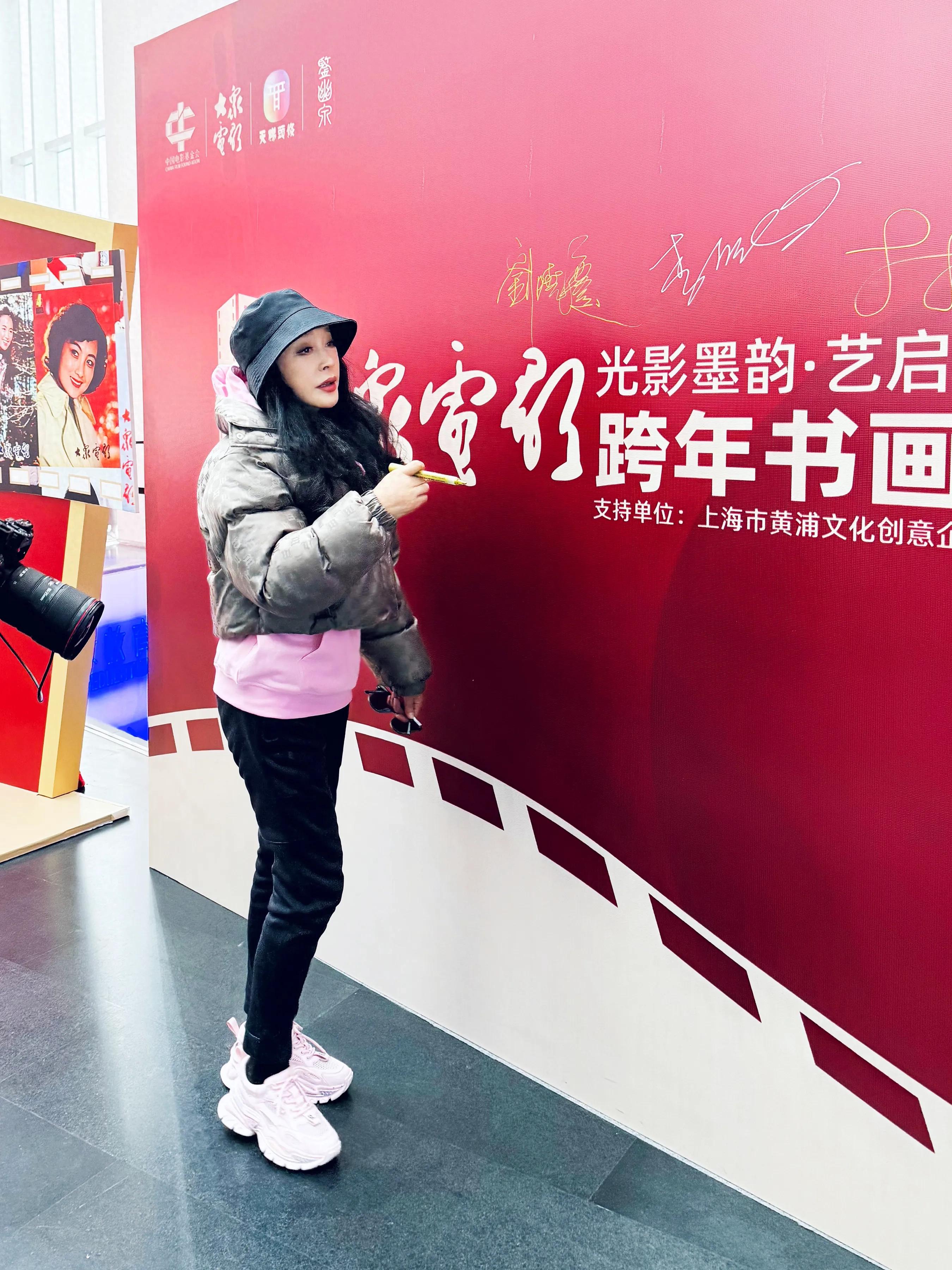 刘晓庆与洪学敏最新合影!两位“银幕女神”的人生都坎坷