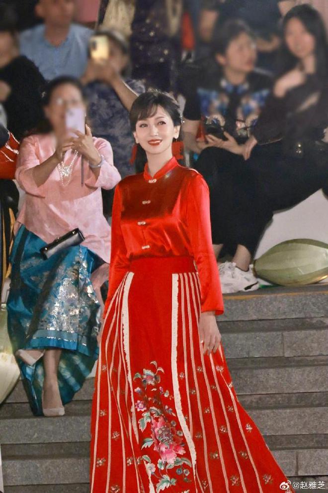 赵雅芝红裙亮相,国风美惊艳时光,粉丝直呼:冻龄女神永不过时!