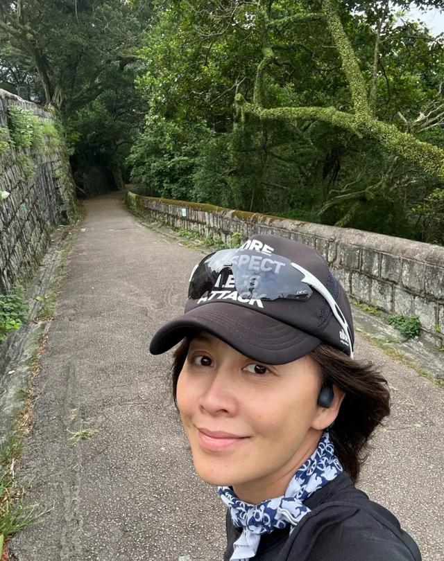 刘嘉玲晒59岁庆生照,生日蛋糕被吐槽,梁朝伟合照好正经白发抢镜