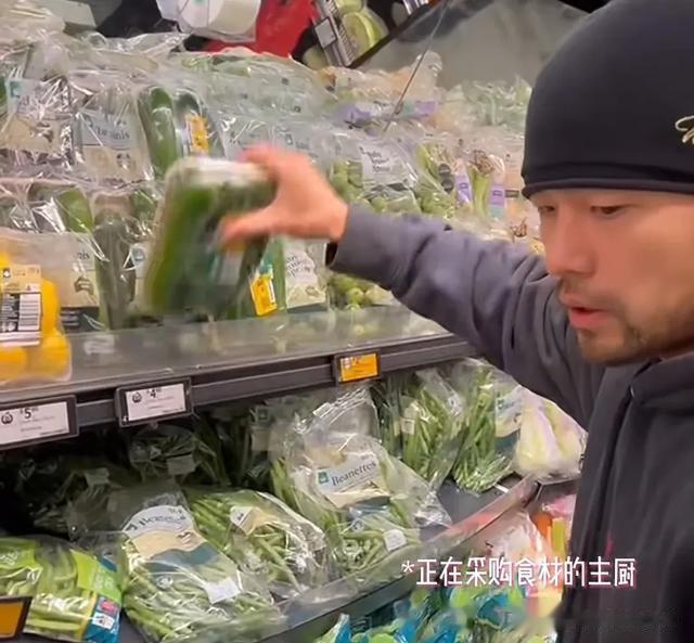 昆凌夫妇穿情侣装买菜,周杰伦下厨做麻辣炖饭,二人共用灶台好甜