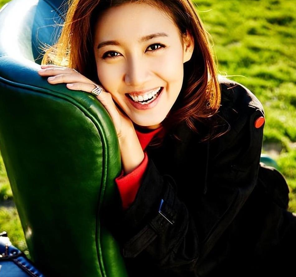 高露隐婚儿女双全，跟15岁女儿同台演出《六姊妹》，女儿演技惊人