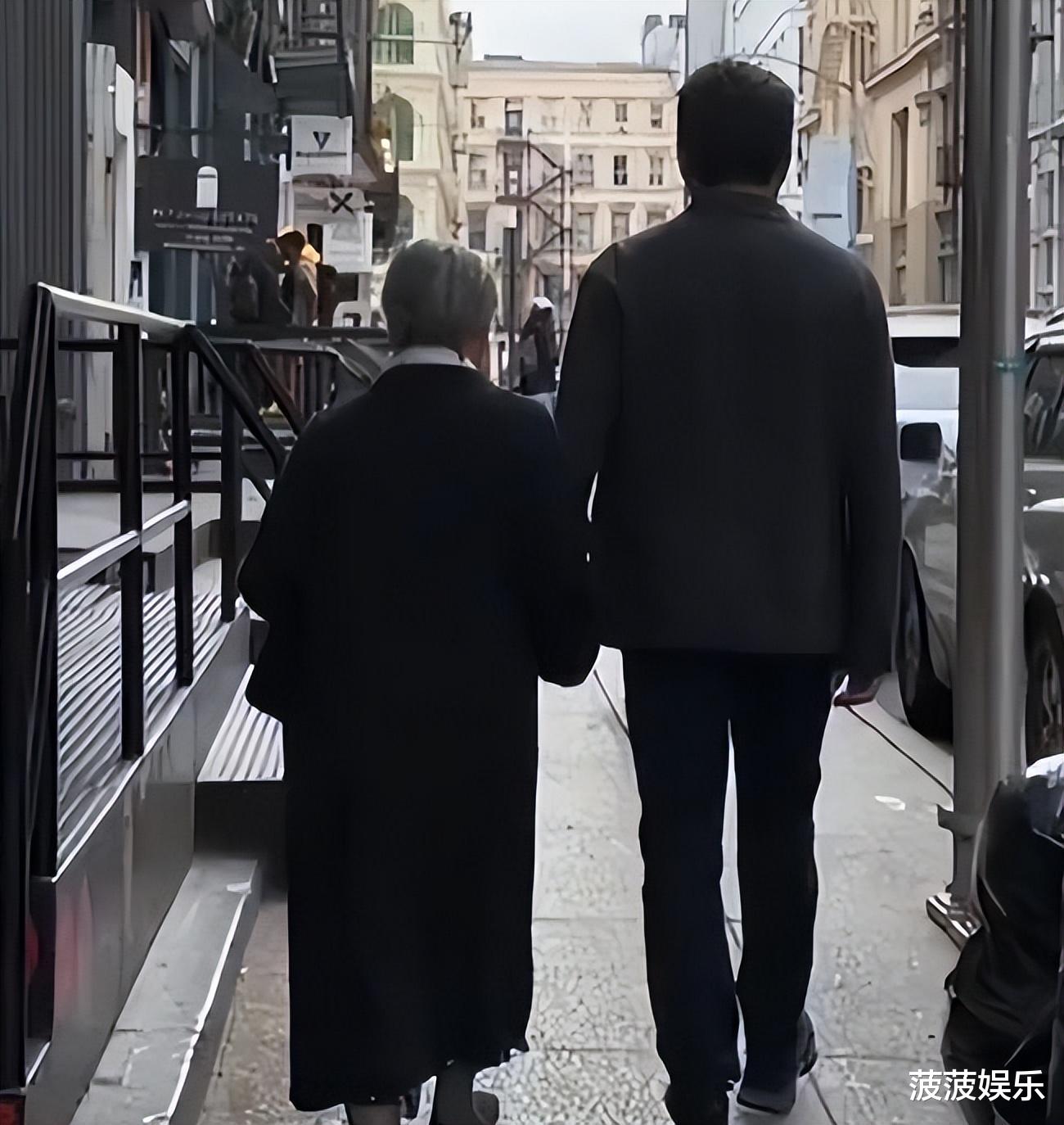 57岁戏骨全家定居在美国,拿着在中国赚的钱住豪宅还大赞国外风景