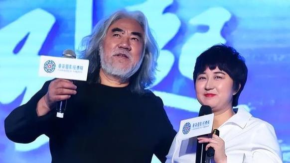 74岁张纪中穿着保暖裤在美国豪宅哄睡3个月小女儿，累到仰天长叹