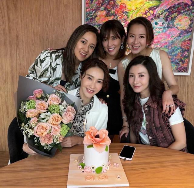 李嘉欣为黎姿庆祝53岁生日,一个脸僵一个自然衰老,对比真的明显