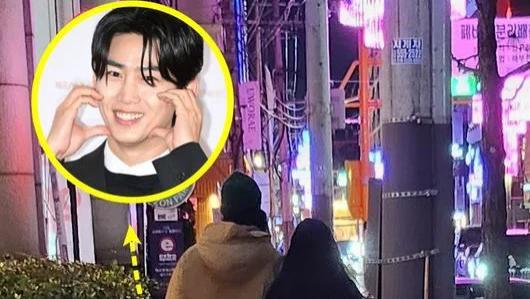 韩国知名男星，和交往4年的女友，深夜街头甜蜜约会