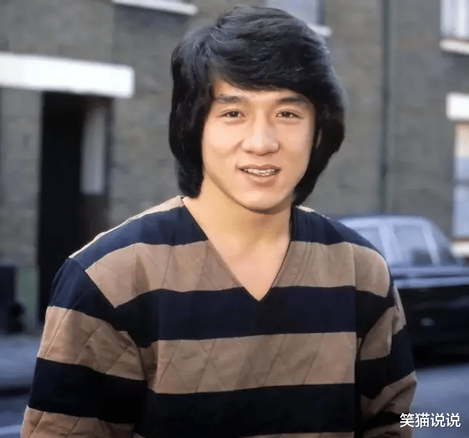 70岁成龙现身武汉拍戏,头发花白,戴黑框眼镜显严肃