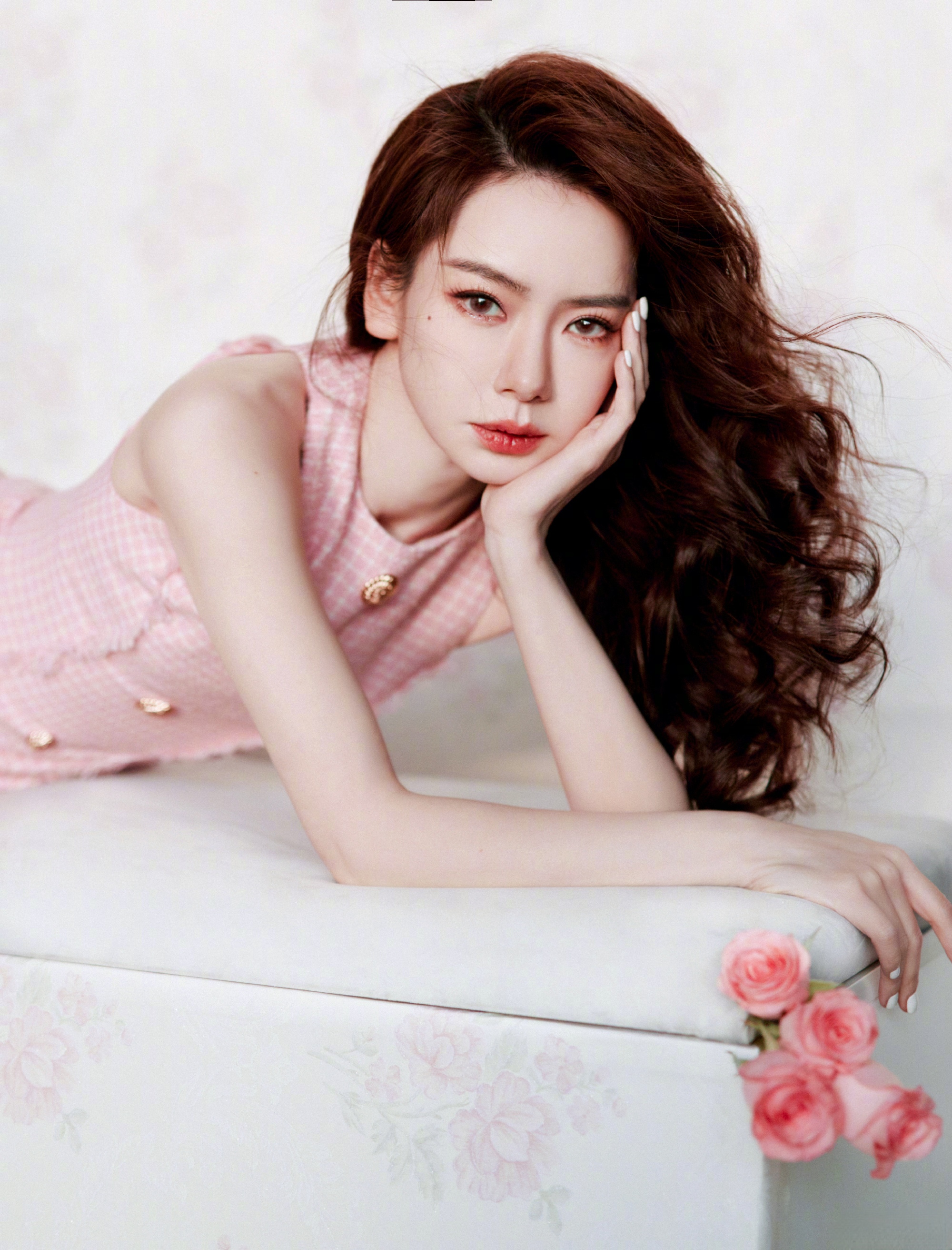 戚薇最新粉色裙子照片,甜美可爱红唇气质