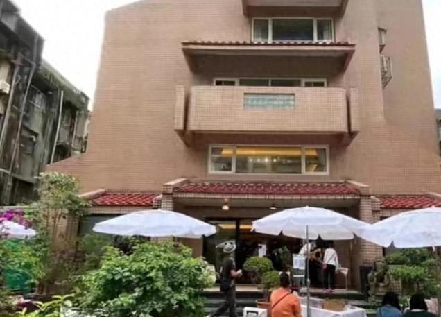 琼瑶与平家子女聚会照曝光 两人亲吻 继子女不满 台媒采访二女儿平珩