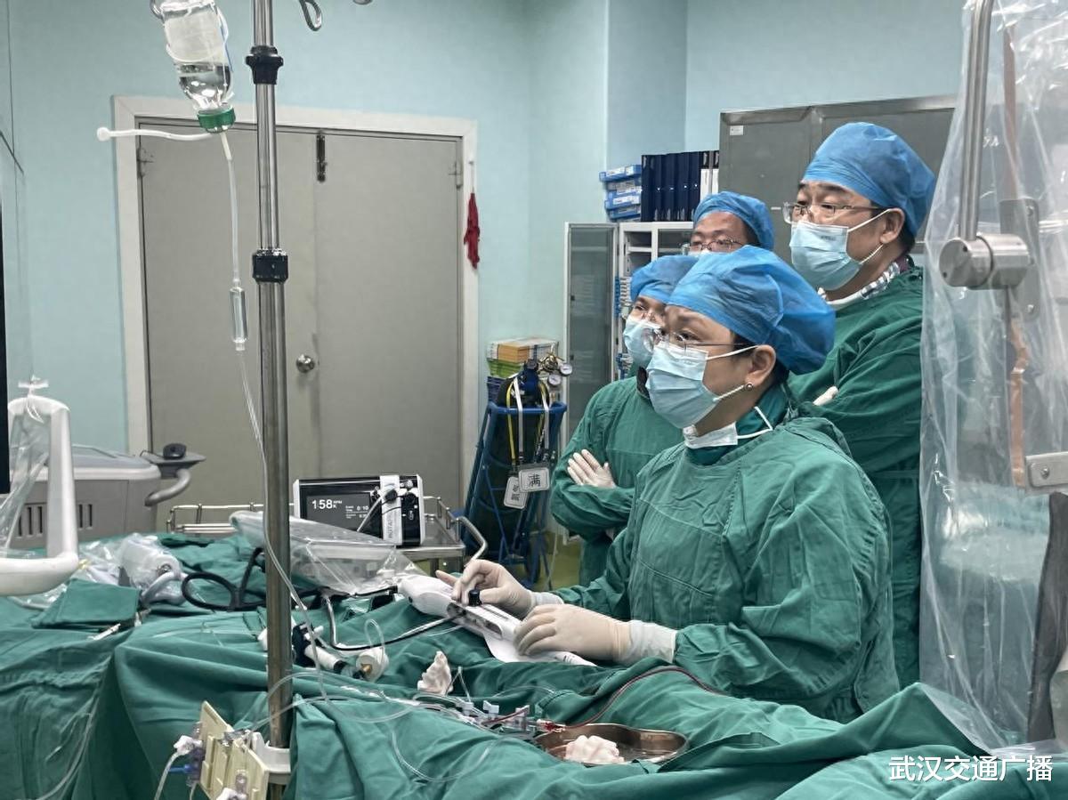 华中首例!“刚柔并济”击碎心脏血管“拦路石”!亚心专家为冠脉严重钙化患者解决“心头”难题